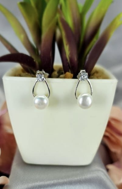 Pretty modern design with freshwater pearl and cubic zirconia detail