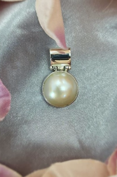 16mm white Mabe pearl pendant ons solid slider