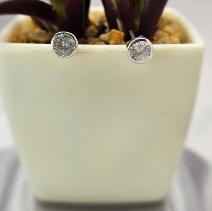6 mm cubic zirconia studs with tube setting