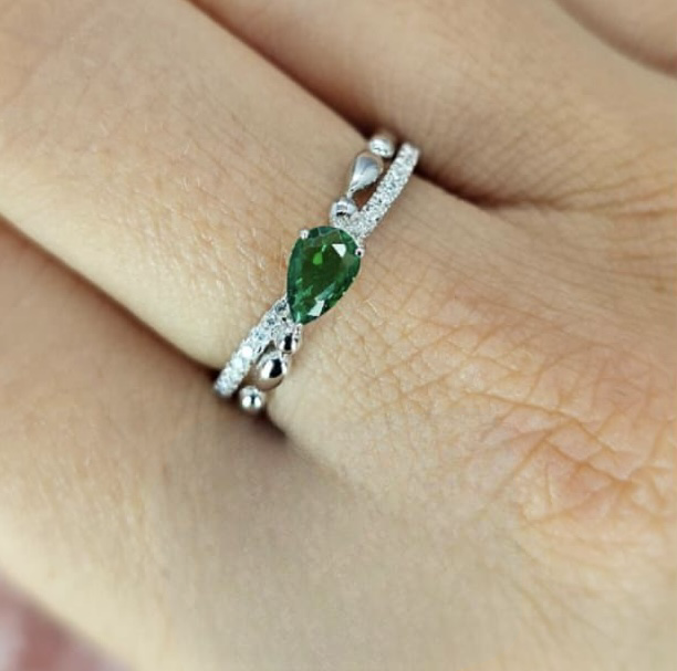 Pretty green cris cross ring