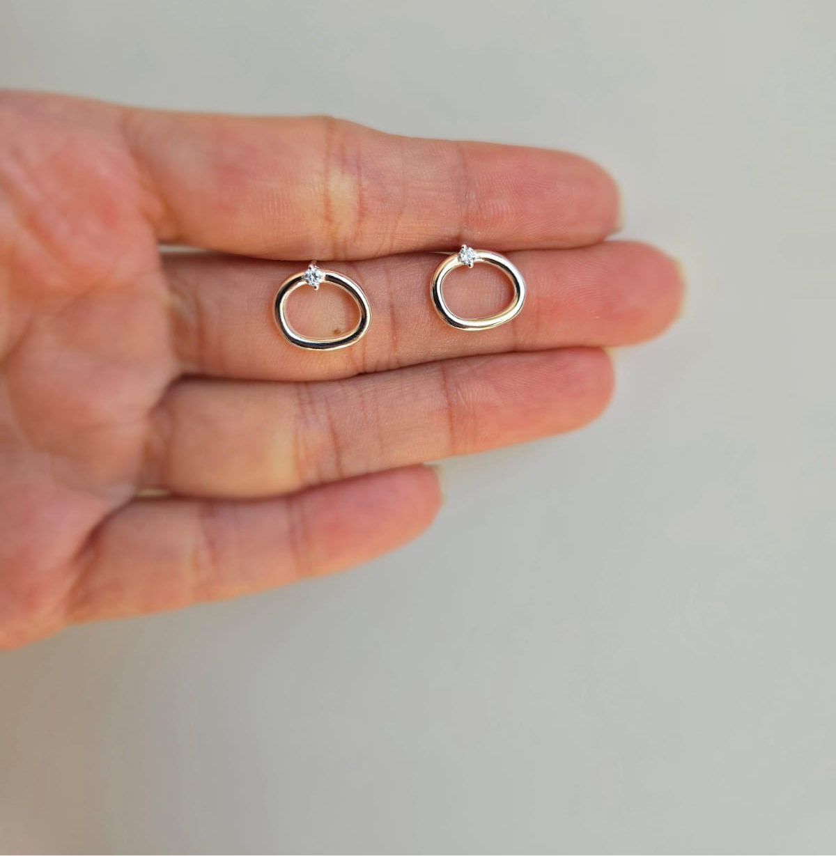 Open oval stud earrings