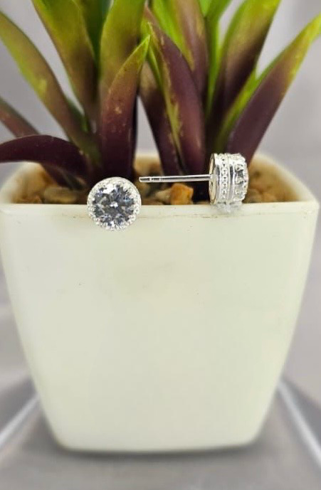 Classic stone studs with pretty detail edge