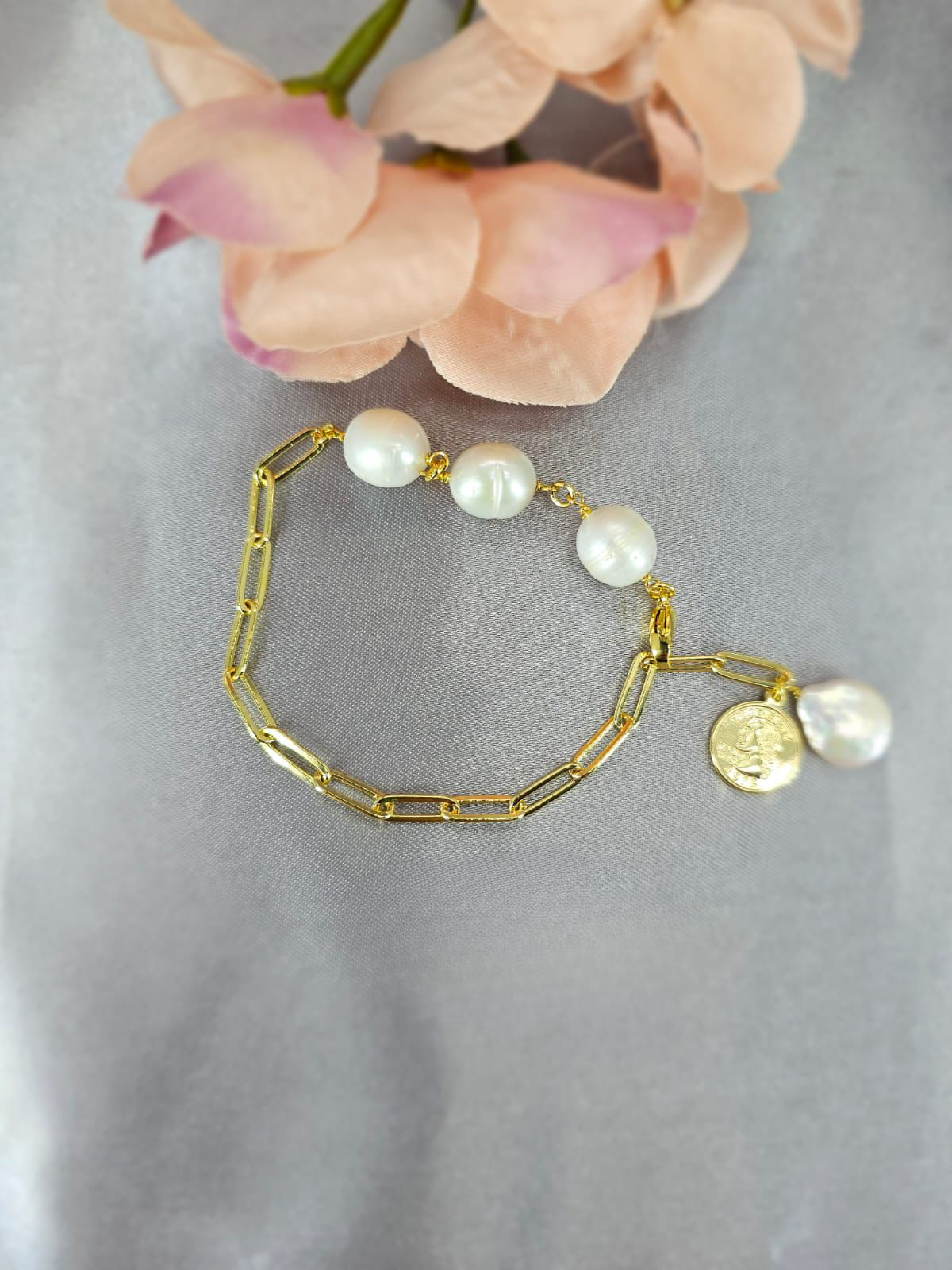 Stunning gold plated stainless steel bracelet with beautiful freshwater pearls