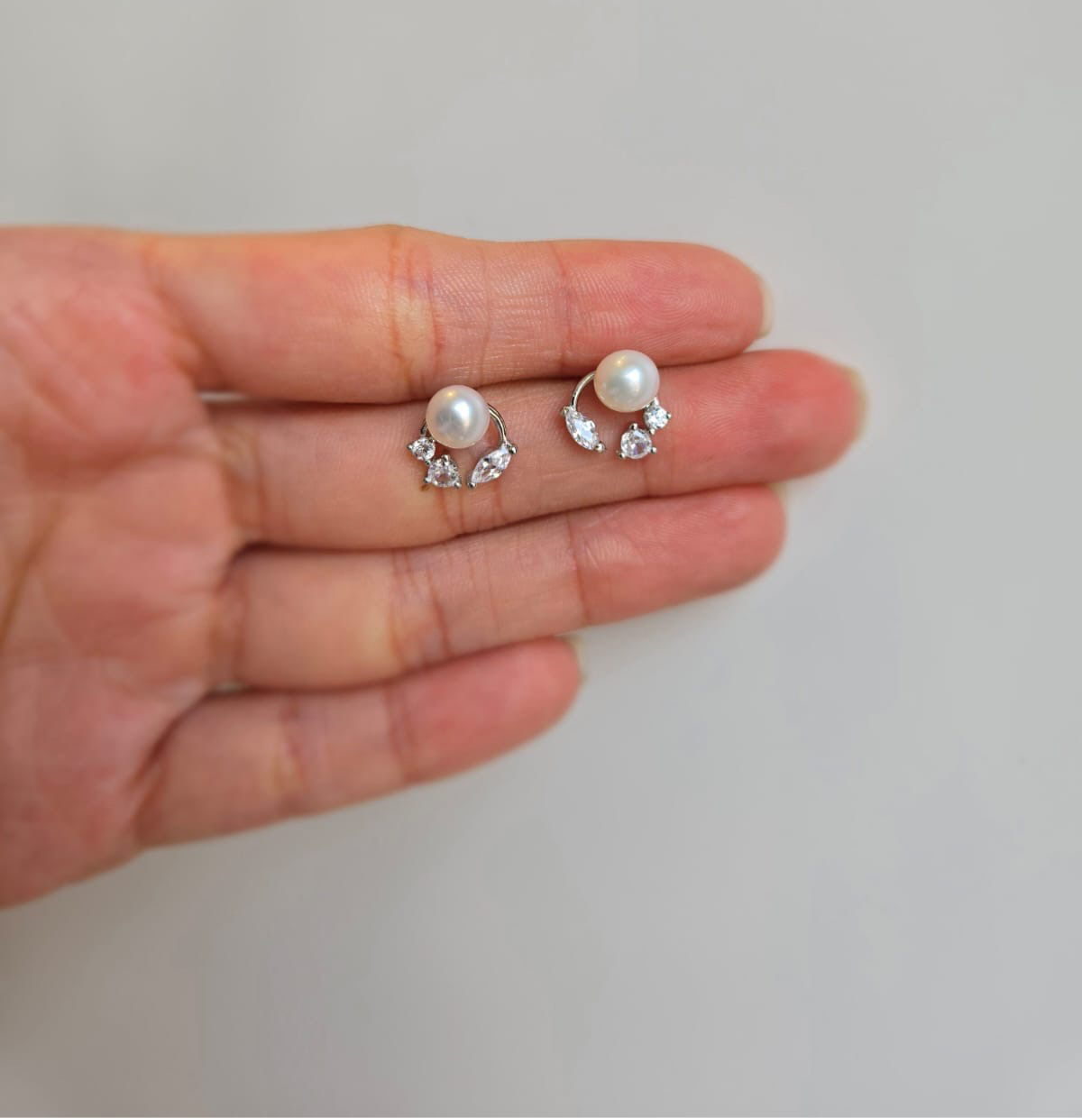 9 mm freshwater pearl stud with circle and cubic zirconia detail