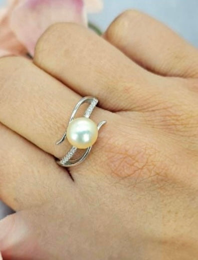 Adjustable ring with stunning freshwater pearl