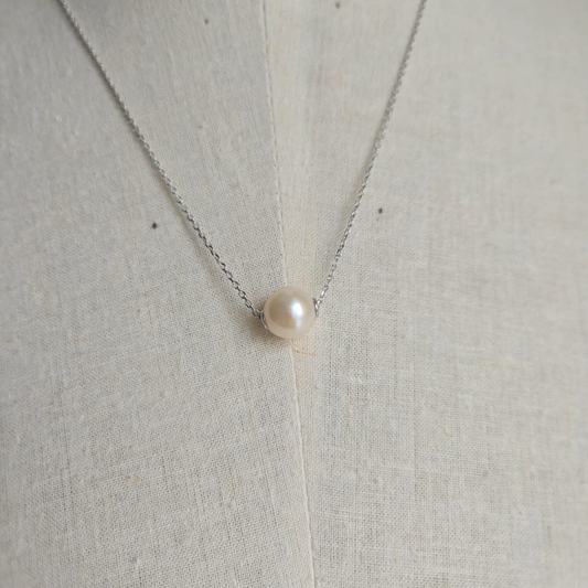 Stunning freshwater pearl on chain