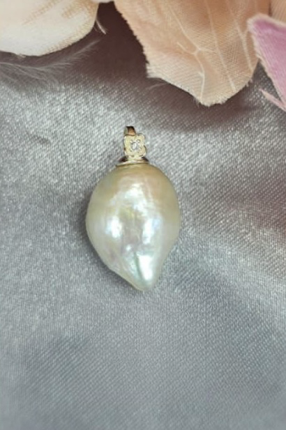 Stunning uneven 14mm pearl pendant