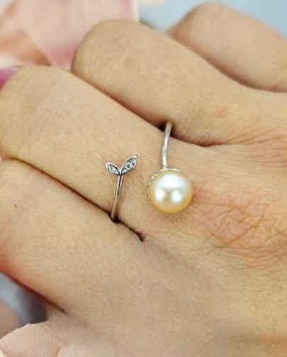 Adjustable pearl ring with leave