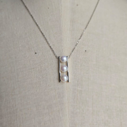 Necklace with three vertical pearls