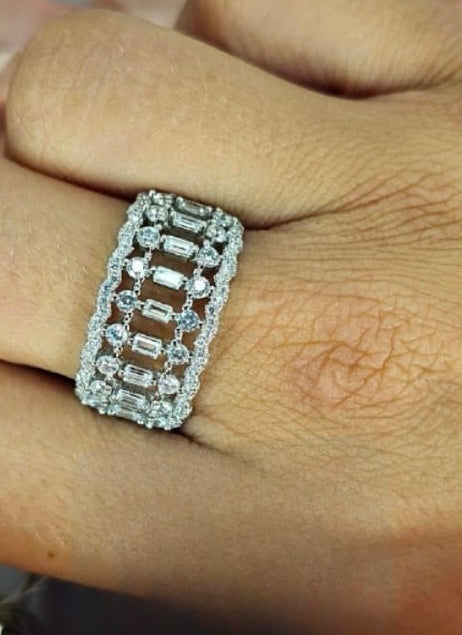 Stunning Ring With Cubic Zirconia Crown Detail