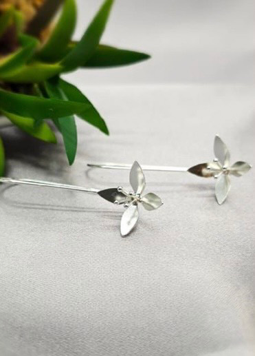 Beautyfull flower earring with long stem