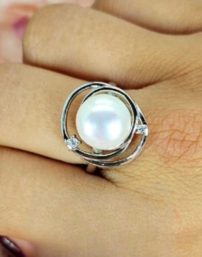 Sterling silver ring with circle detail around a stunning freshwater pearl