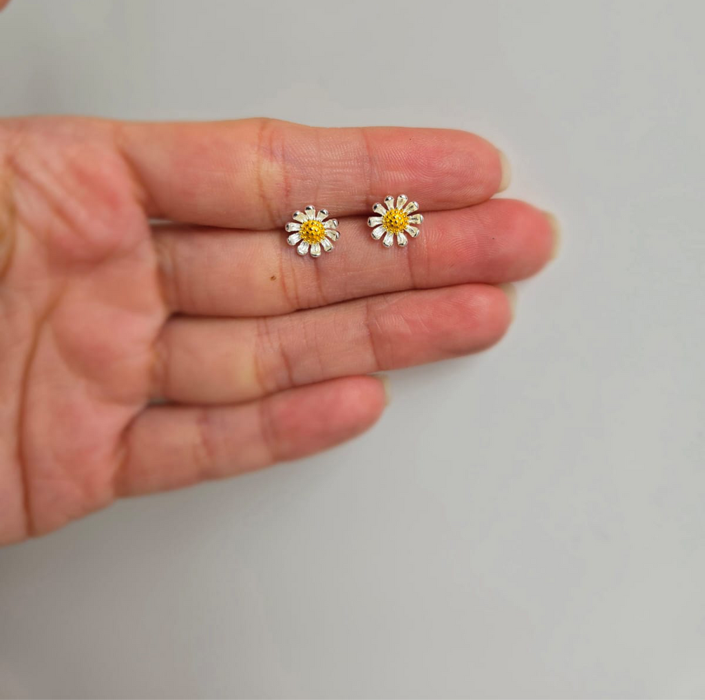 9mm Daisy stud earrings