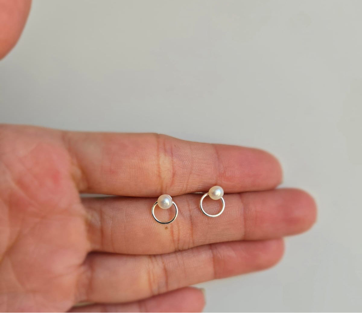 Pearl and circle stud