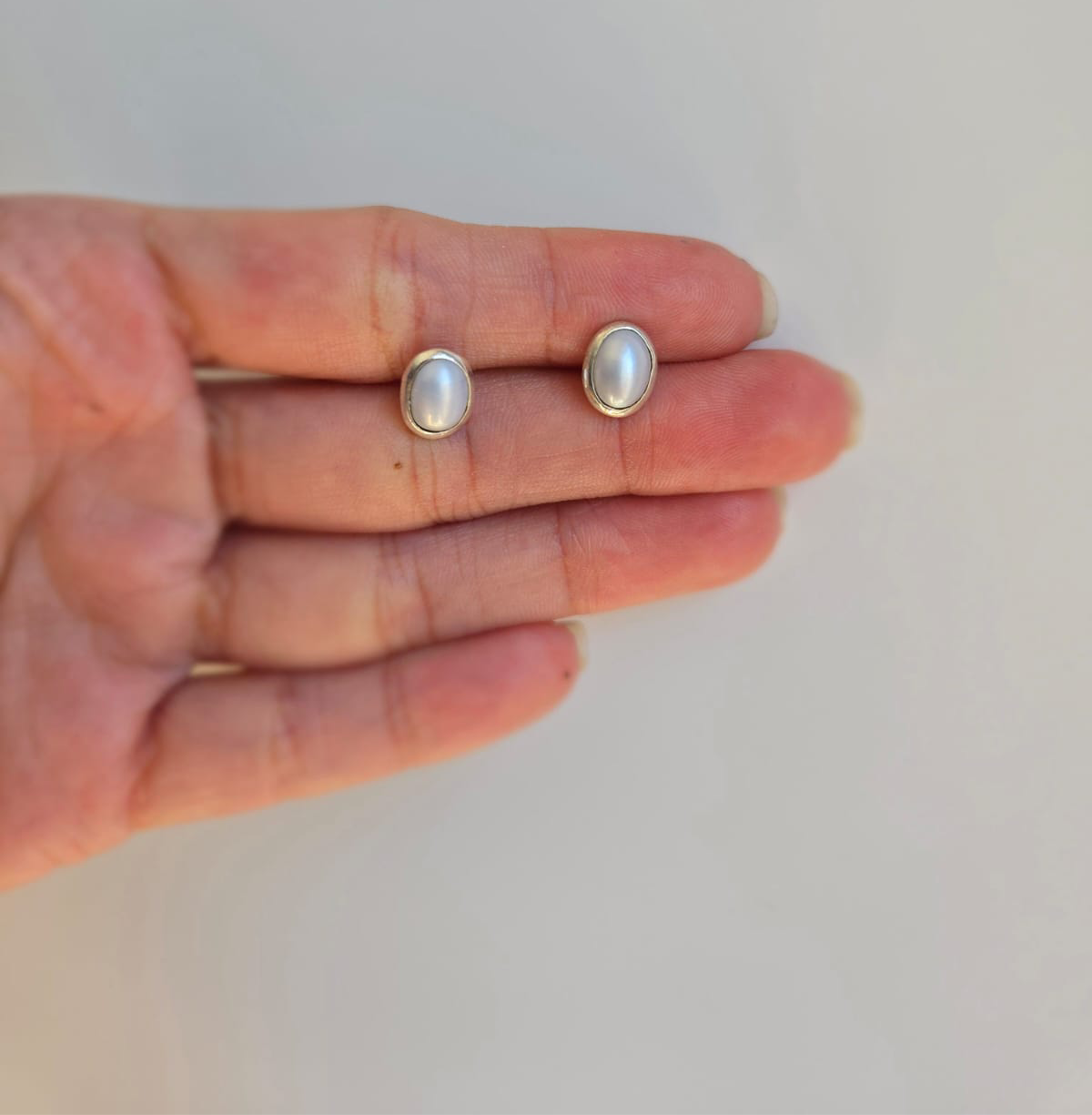 Oval pearl stud earrings