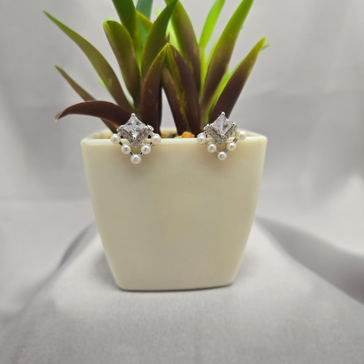 Detailed square pearl studs
