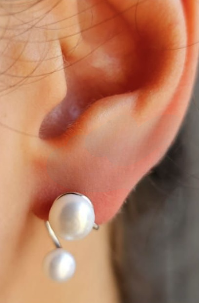 Twist and turn stud with two pretty freshwater pearls