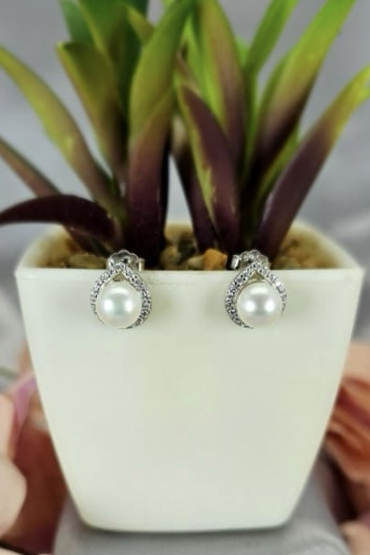 8mm freshwater pearl in teardrop setting with Pavé