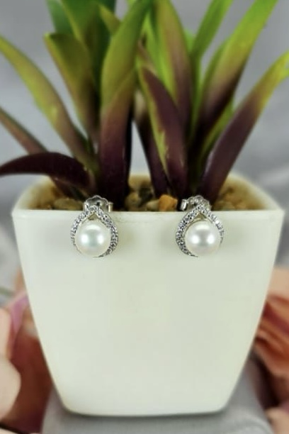 Beautyful 8mm freshwater pearl in teardrop setting with Pavé