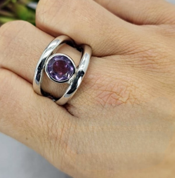 Stunning classic ring with Amethyst semi precious stone