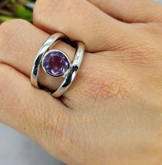 Stunning classic ring with Amethyst semi precious stone