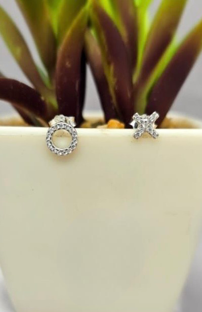 XO Pavé studs