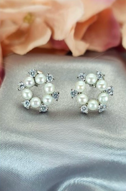 Round 15mm freshwater pearl studs with cubic zirconia stones in between