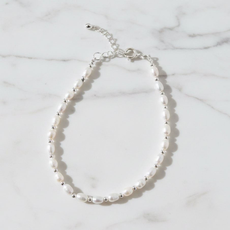 Pearl bracelet with silver dots in between pearls
