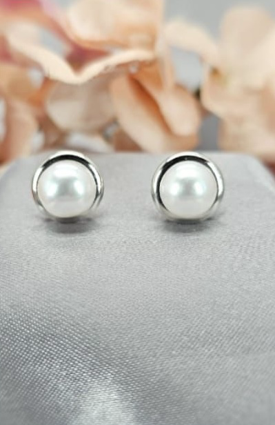 Classic freshwater pearls studs