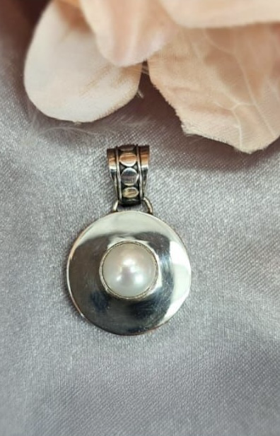Modern looking pendant with freshwater pearl
