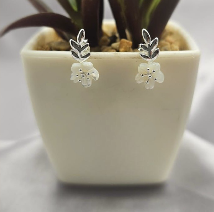 16x8 mm Mother of pearl flower studs - Terciany 