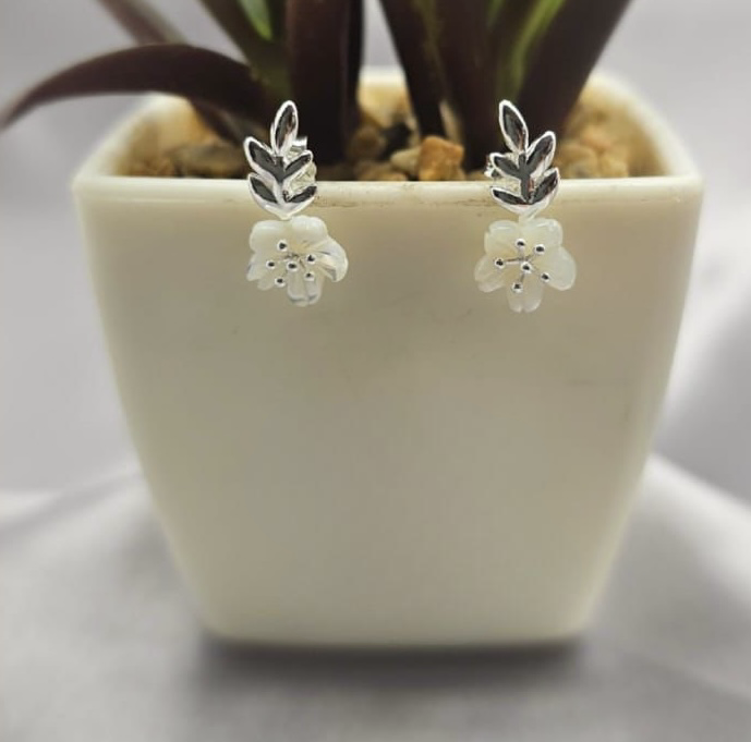 16x8 mm Mother of pearl flower studs