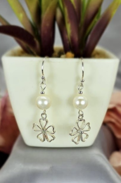 Pretty flower freshwater pearl detailed earrings