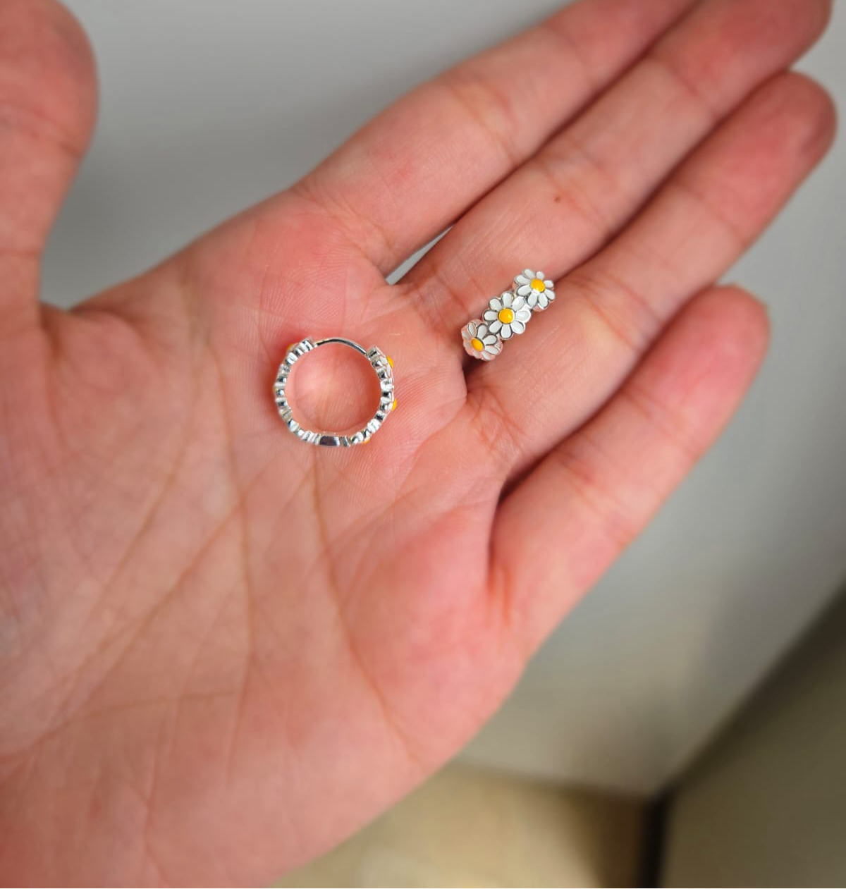 Very Cute 15Mm Daisy Huggie Earrings