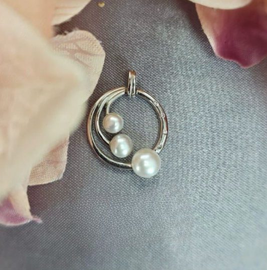 Stunning three circle pendant with beautiful freshwater pearl detail