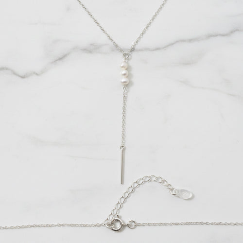 Chain with deep V and three freshwater pearls in drop - Terciany 