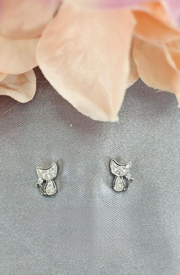 Cubic zirconia Pavé kitten stud