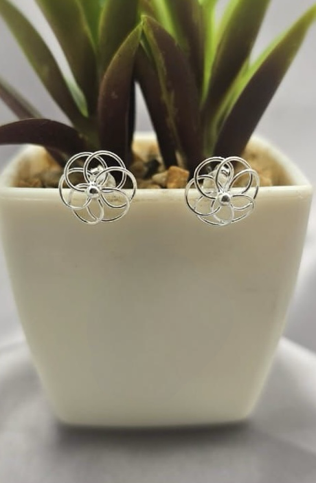 11 mm Open flower stud