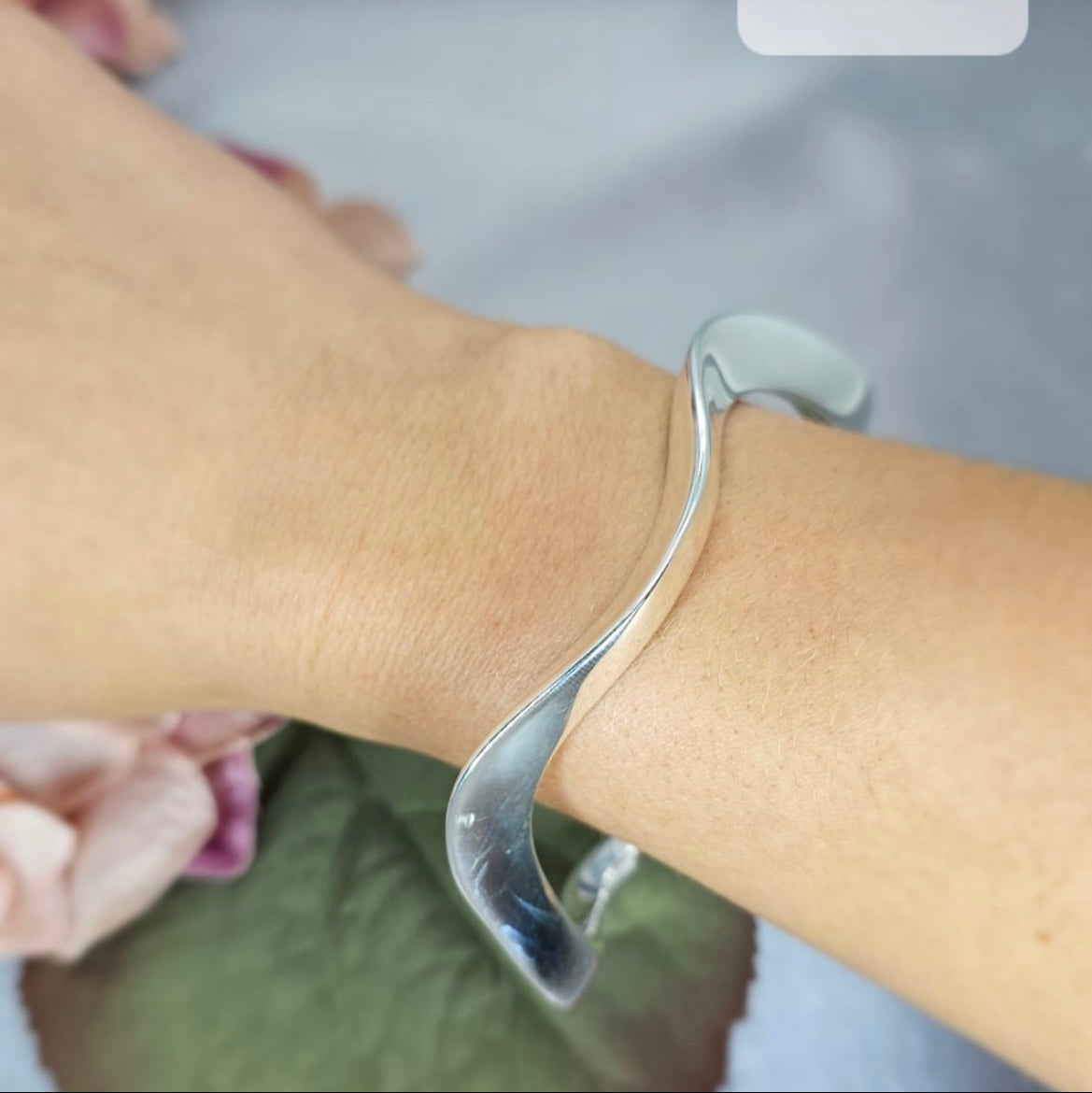 A sterling silver hollow wave bracelet displayed on a person's wrist, with the bracelet's width indicated as 6mm.