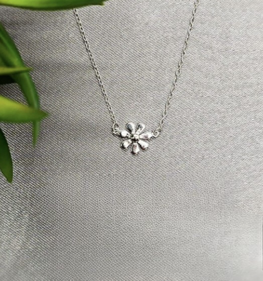 Daisy on chain necklace