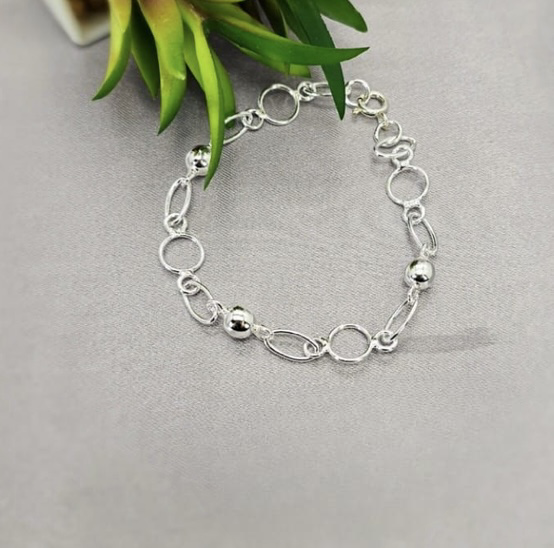 Stunning link bracelet with ball detail in between