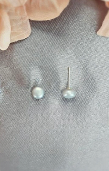 7.5-8mm grey freshwater pearl studs