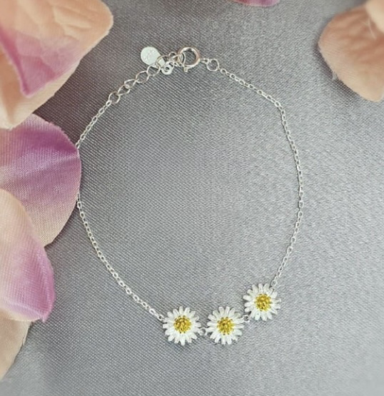 Three Pretty Daisies Bracelet