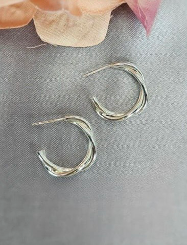 21x3mm twist and turn hoop earring