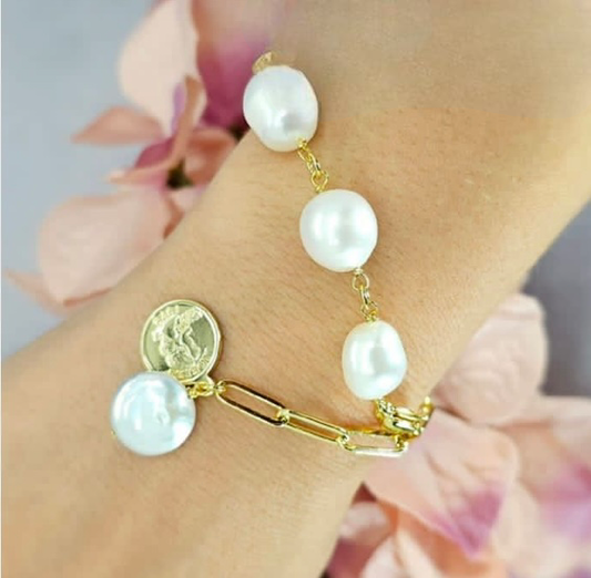 Stunning gold plated stainless steel bracelet with beautiful freshwater pearls