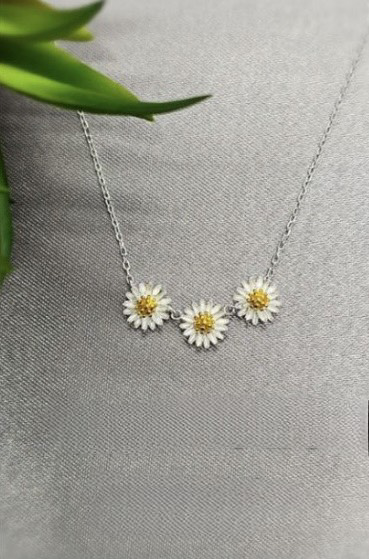 Three little daisies on chain