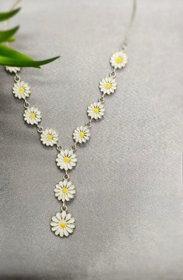 V shaped necklace with lots of daisy detailed flowers