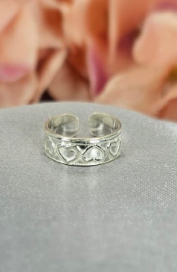 Solid heart toe ring