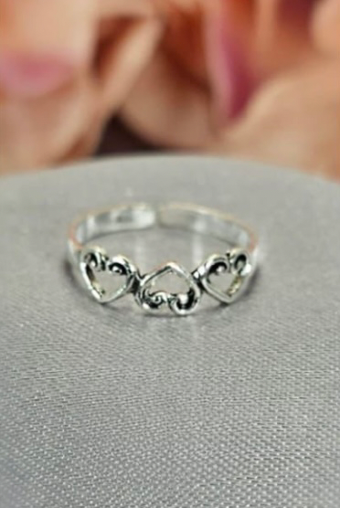 Pretty heart toe ring