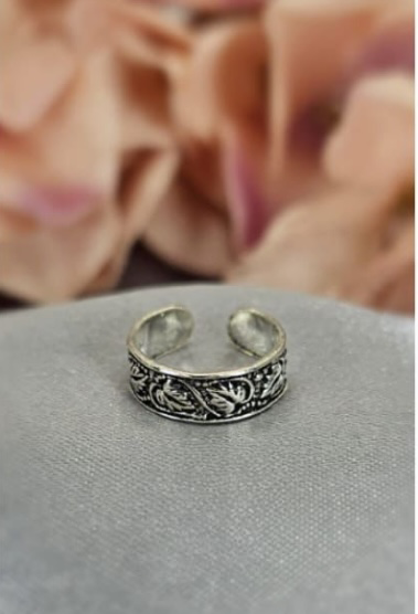Sterling silver toe ring with leave patterns